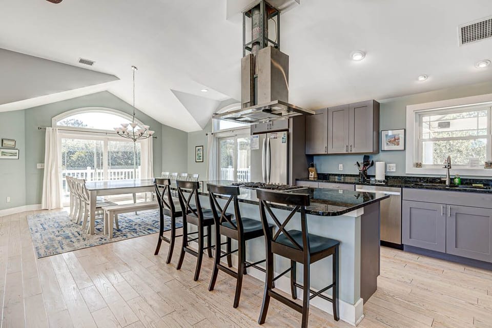 Top-Level Kitchen with Bar (seats 4)