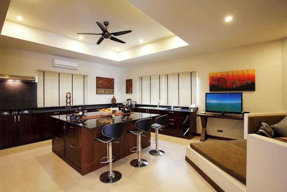 Fully fitted Western kitchen complete with all appliances