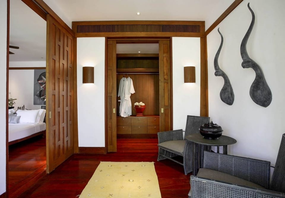 6 Bedroom beachfront Villa in Kamala-423