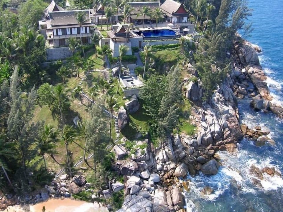 6 Bedroom beachfront Villa in Kamala-423