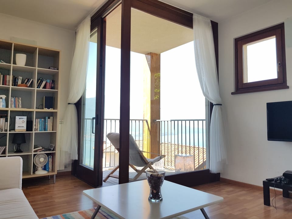 First floor TV -Playstaion lounge with lake view 