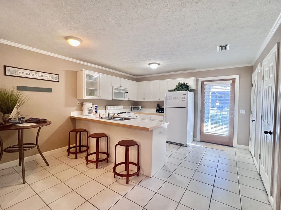 Kitchen and Breakfast Bar
