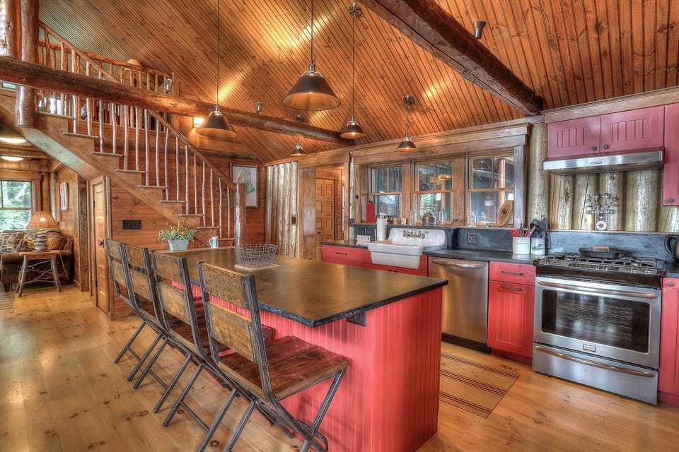 Large Fully Applianced Kitchen with Island