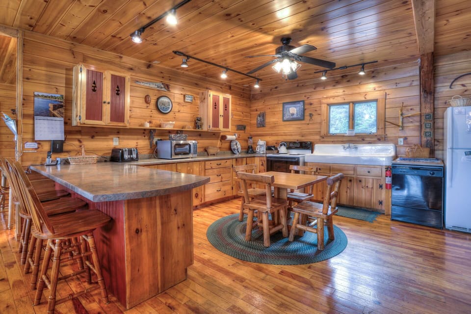 Main Lodge: Island bar seating for 3