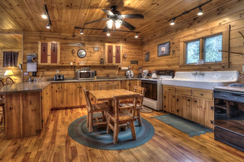 Main Lodge: Large kitchen with breakfast table
