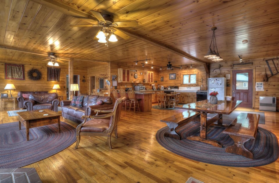 Main Lodge: Large open living space