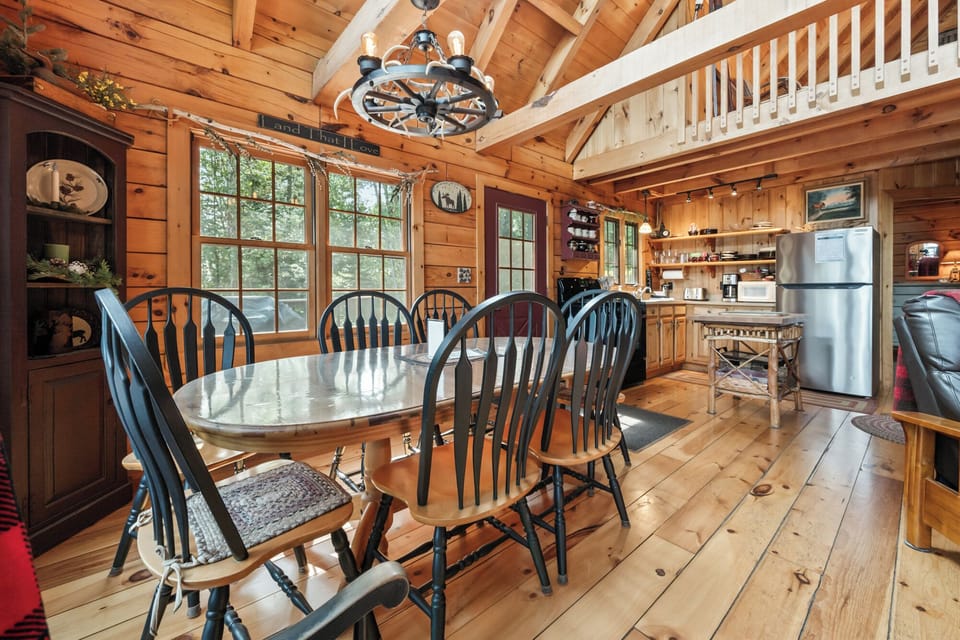 Dining area with seating for 7