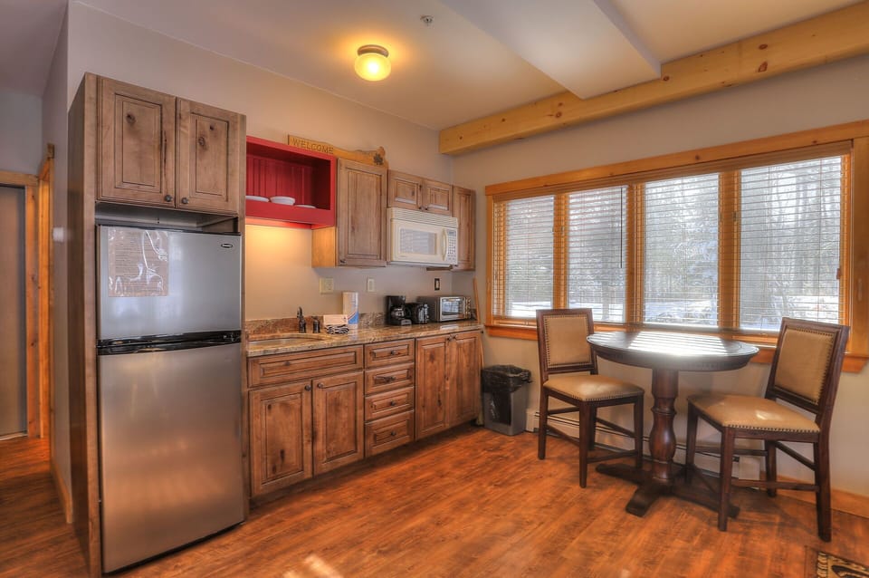 Kitchen & Table for 2