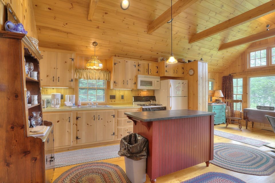 Kitchen (no dishwasher!)