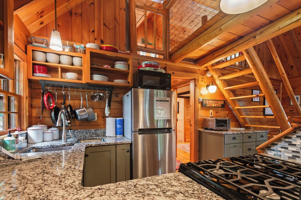 Fully equipped kitchen with bar seating for 2