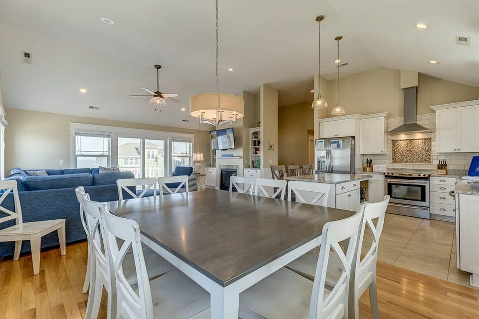 Top-Level Dining Room with Table (seats 10)