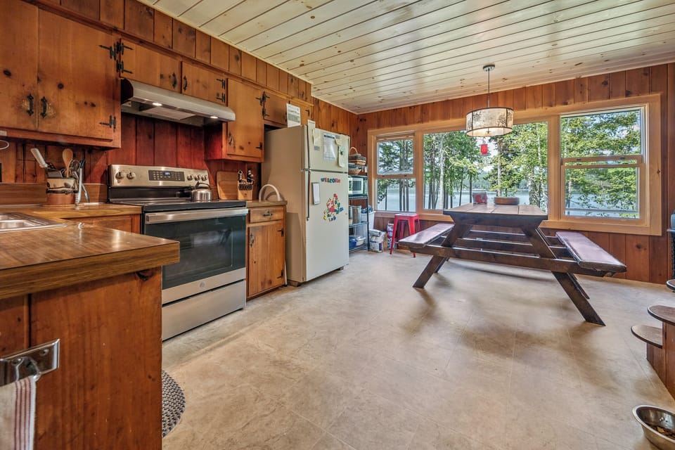 Kitchen Area - No Dishwasher!