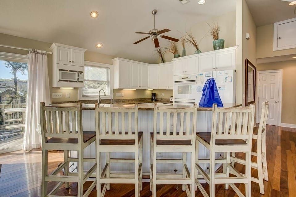 Top-Level Kitchen with Bar (seats 5)