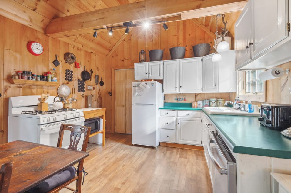 Fully applianced kitchen