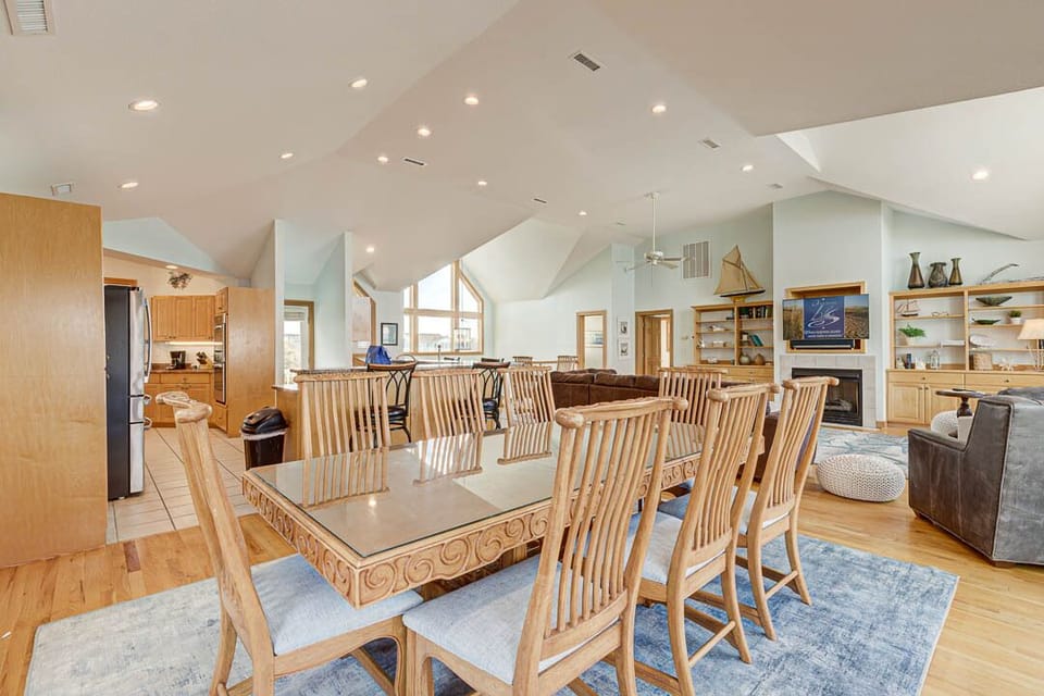 Top-Level Dining Room with Table (seats 8)
