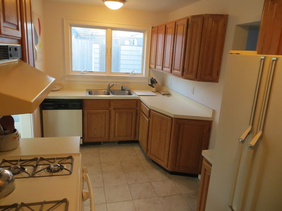 Gas Stove, Porcelain Tiles, Oak Cabinets