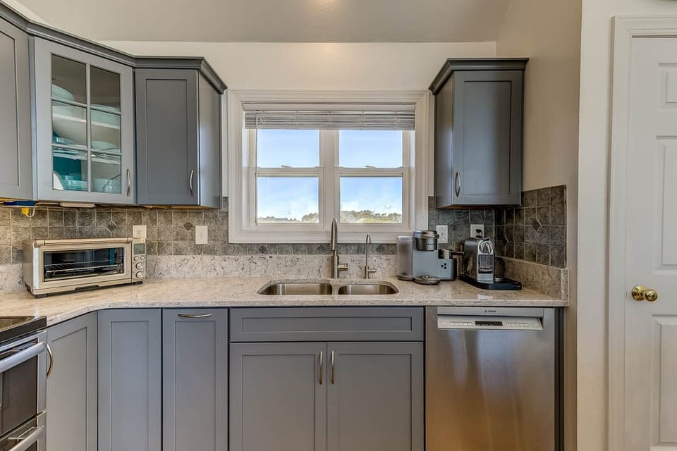 Top-Level Kitchen with Island (seats 5)