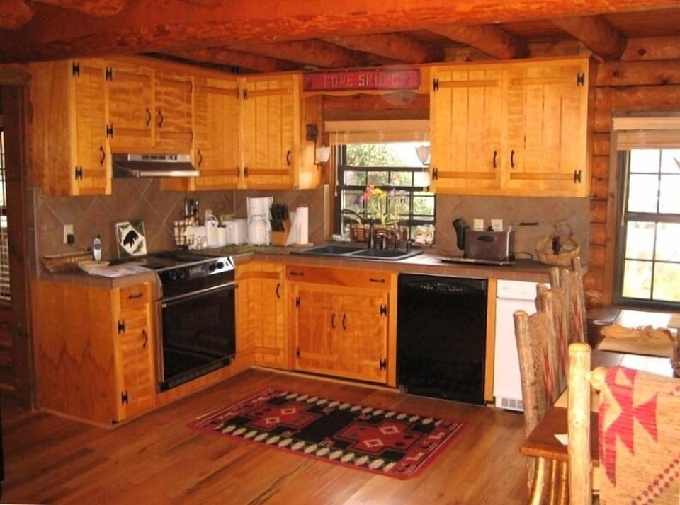 Stocked Kitchen with all Appliances.