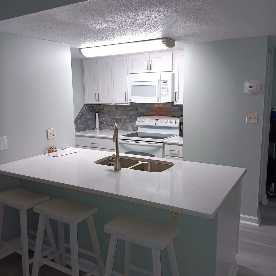 3 bar stools at counter to eat 