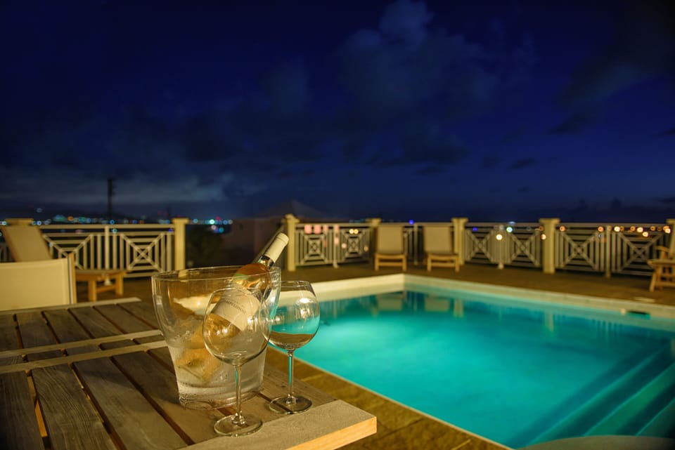 Romantic evenings on the pool deck at Sweet Return