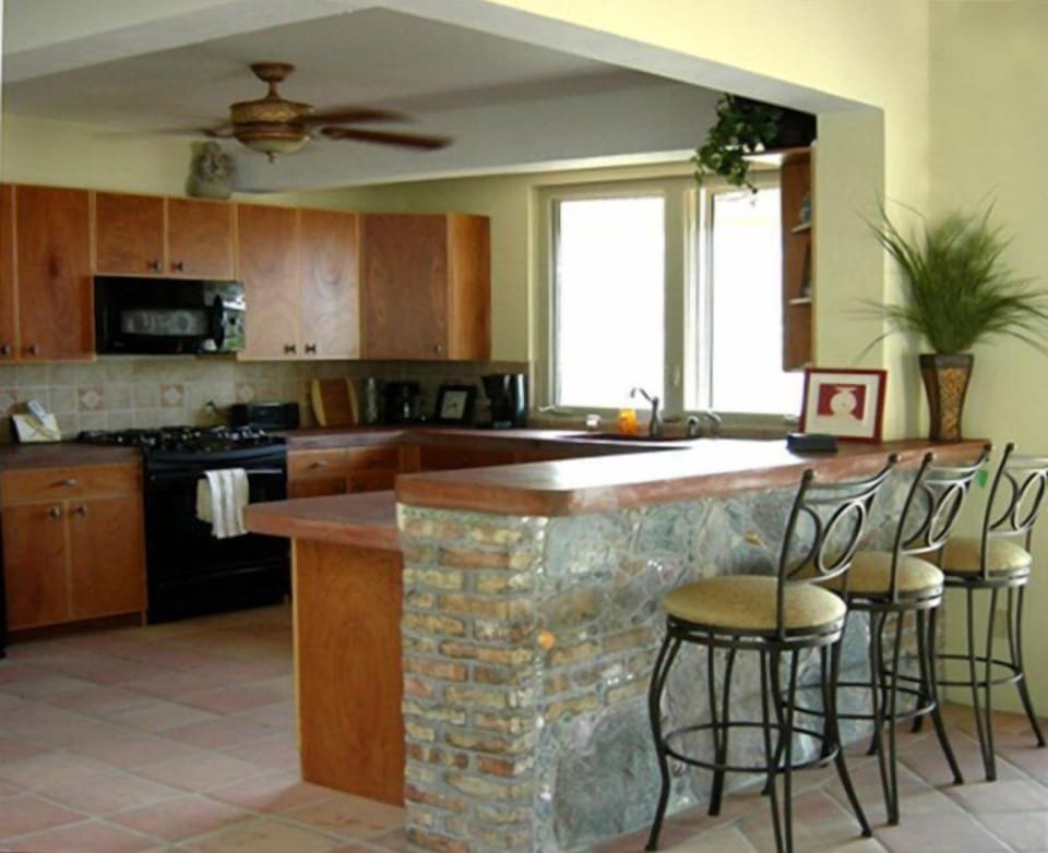 Large Gourmet Kitchen and Breakfast Bar