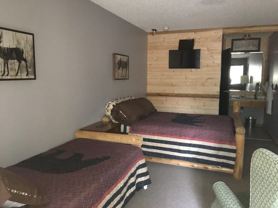 The lodge room, room 12 has one queen bed and one twin bed. 