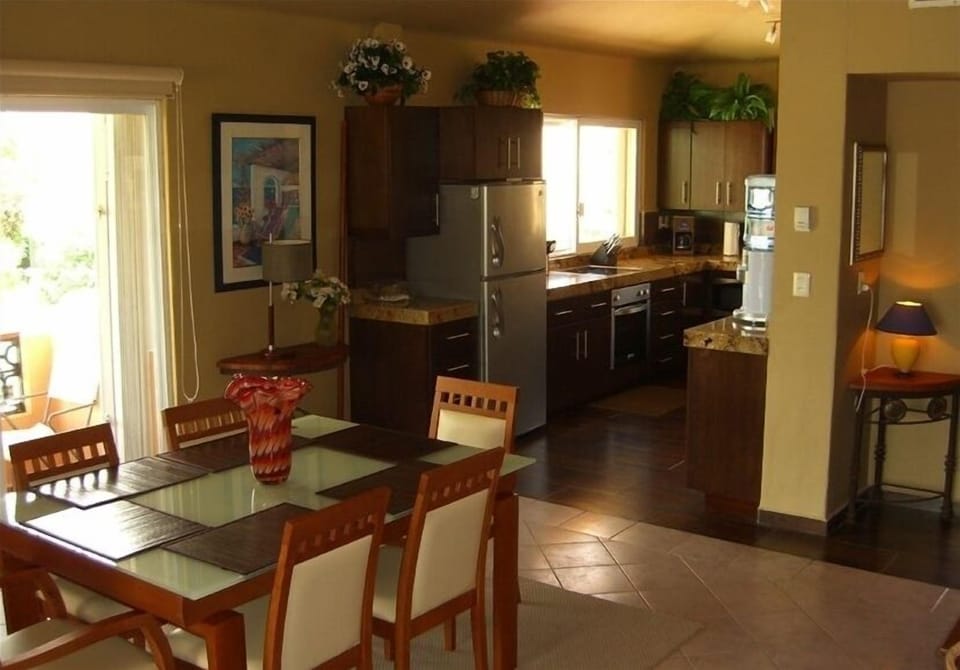DINING AREA SEATS 10