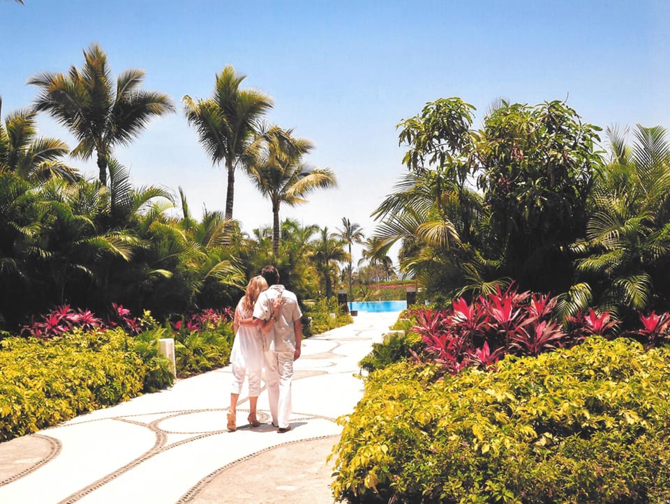 Walkway On Way To Pool From Grand Luxxe