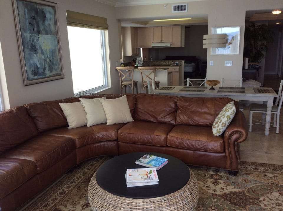 Lots of seating in living room and at a 7.5 ft farm table.