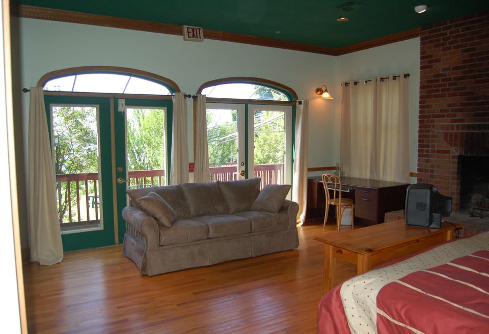 Master BR w/ King Bed, Queen Sleeper, French Doors, Fireplace