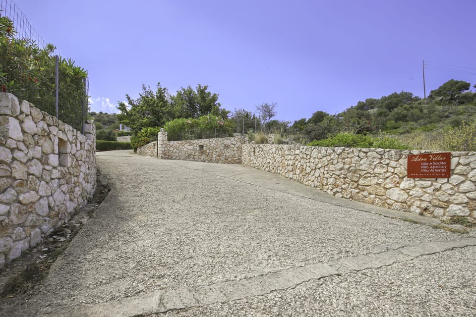 ENTRANCE TO THE PROPERTY