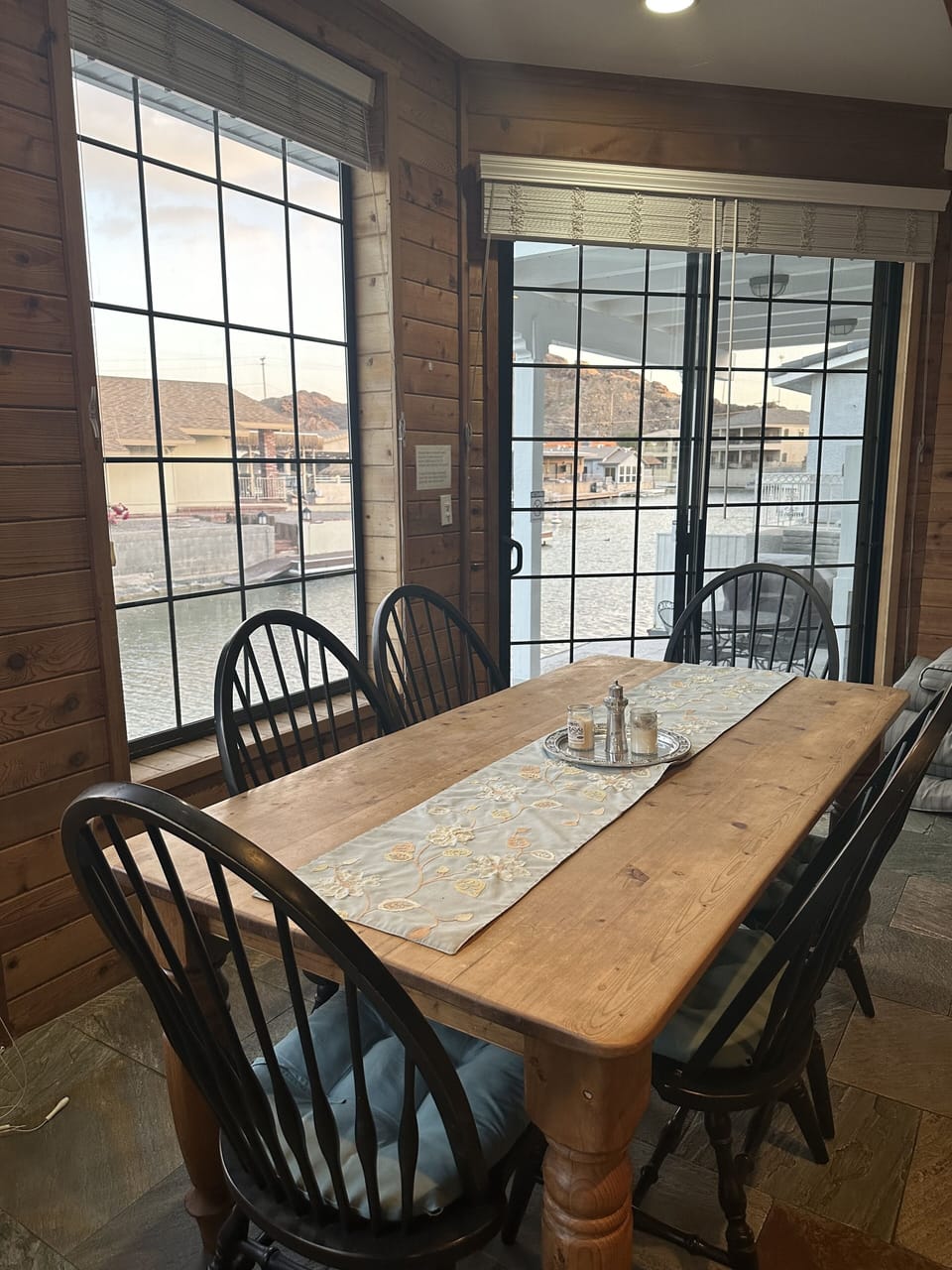 Dining seats 6