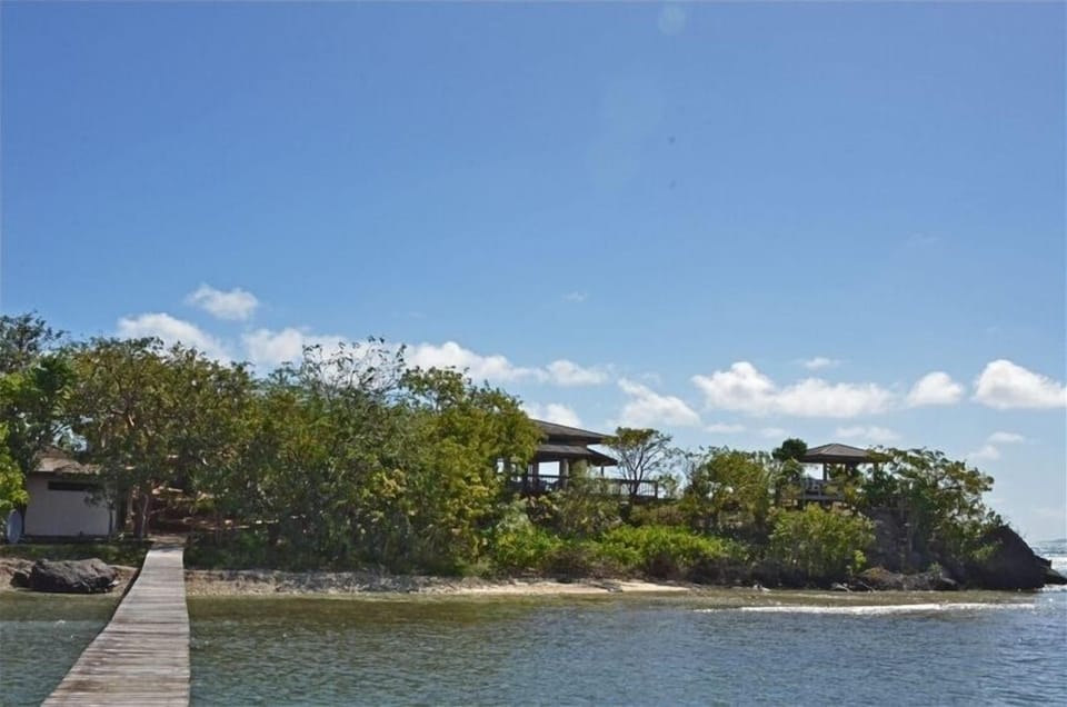 Complete Peninsula for your privacy with 2 private docks!