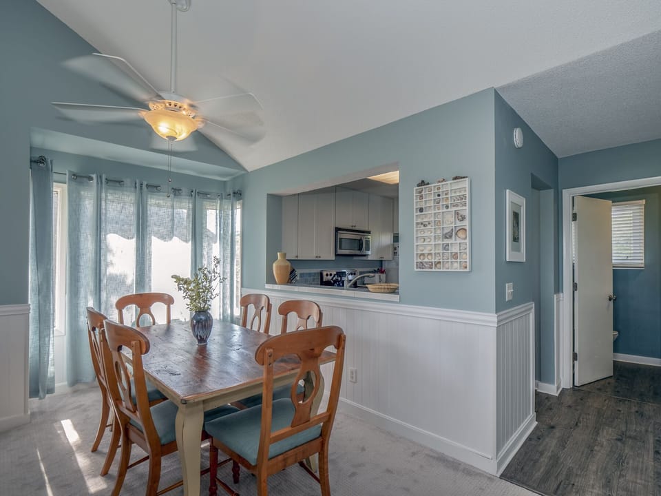 Dining area with seating for 6