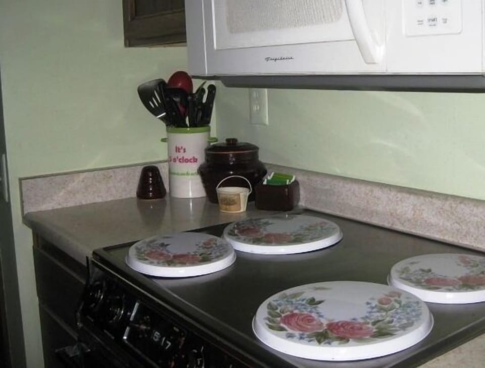 Electric stove, microwave, and quality tools. Kitchen pantry is spacious.