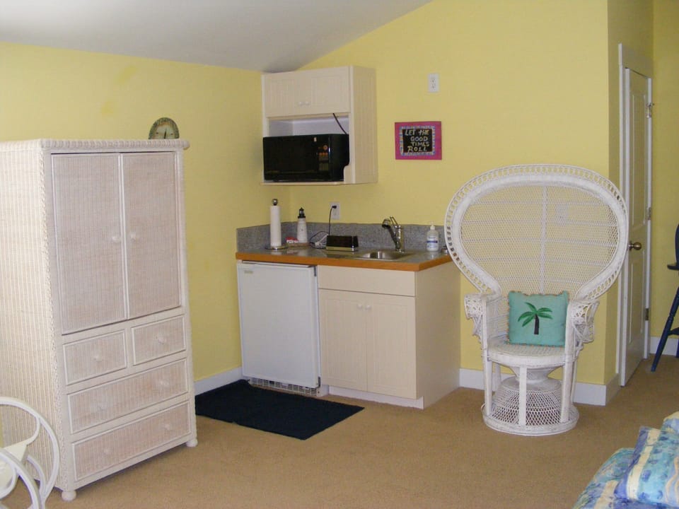 Third floor mini kitchen