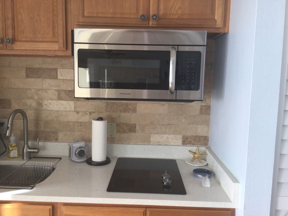 New Quartz countertops and flat top stove burner