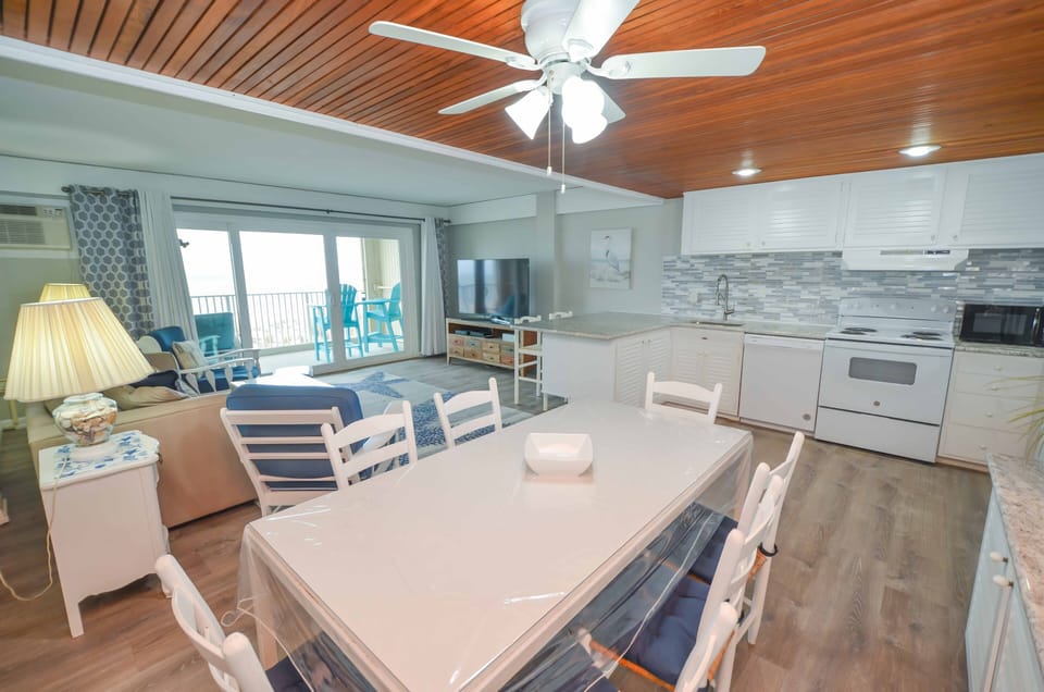 Dining area & renovated kitchen (2024)