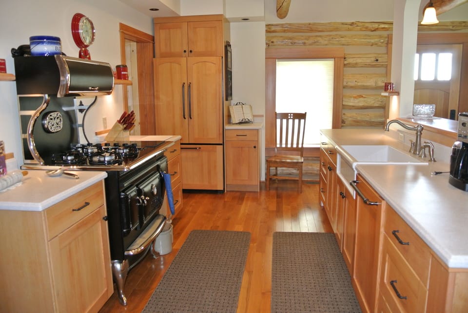 Kitchen with Elmira reproduction range