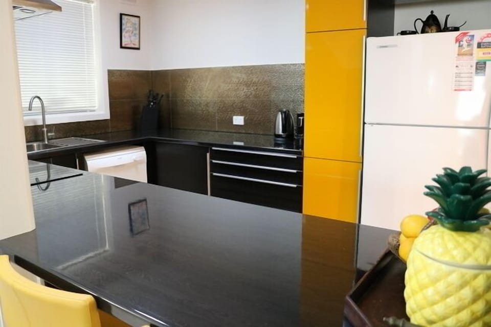 Fully fitted kitchen with dishwasher, large fridge, Nespresso, Oven