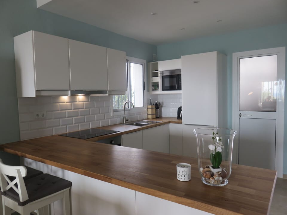 Brand new kitchen as of February 2017. Breakfast bar and all modern amenities.
