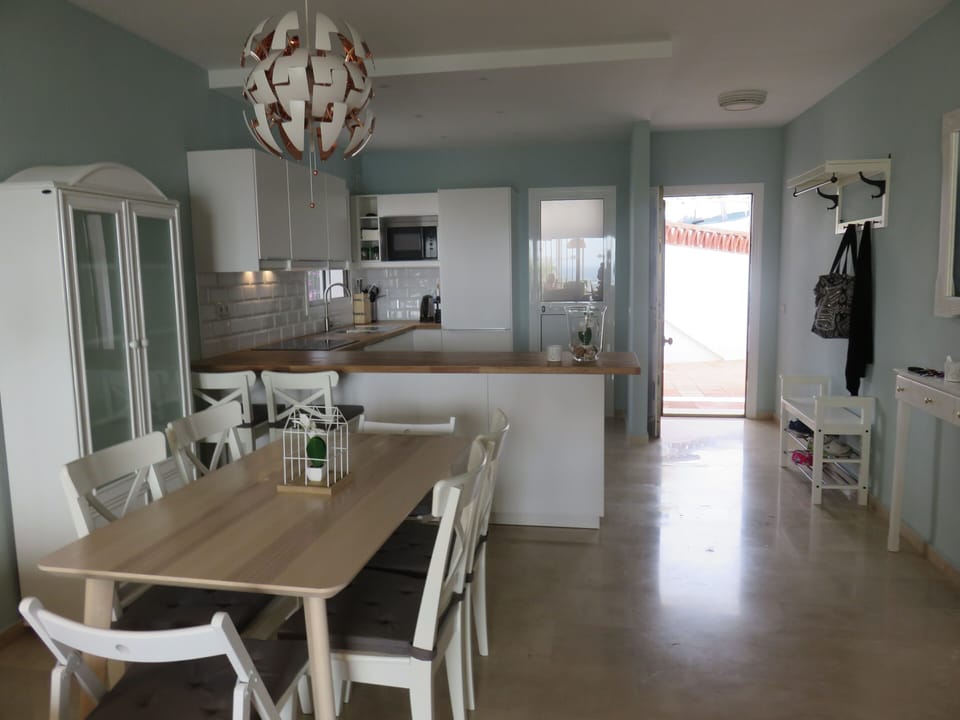 View from the livingroom towards the kitchen. Entrance to the far right.