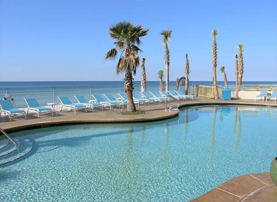 Like I said its a Beach Side pool and a great place to eat. Outdoor grill too...