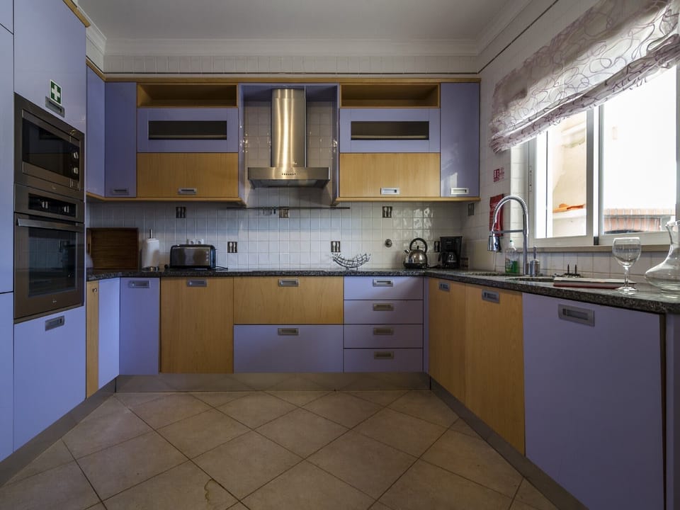 Volley bright fully equipped Kitchen. 