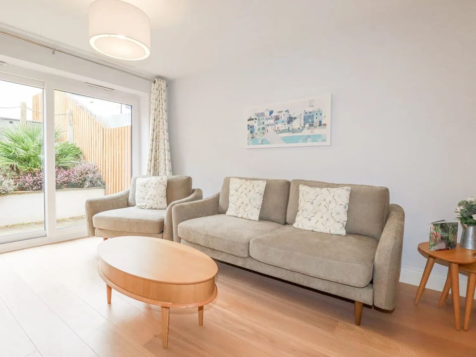Living room - 1x 4 seater sofa, 1 x 1.5 seater sofa. Smart TV, Sonos speaker