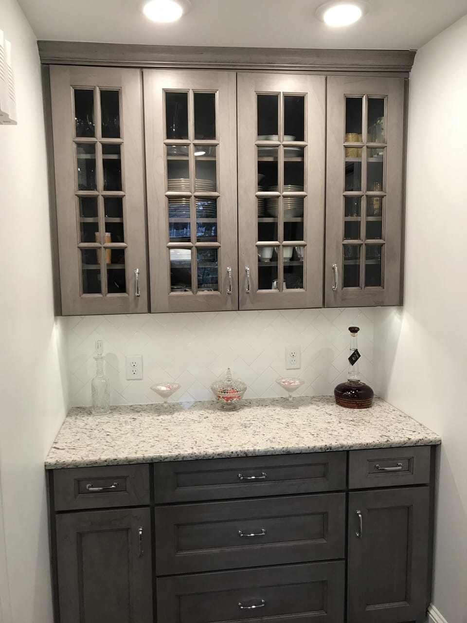 Butler's pantry/bar
