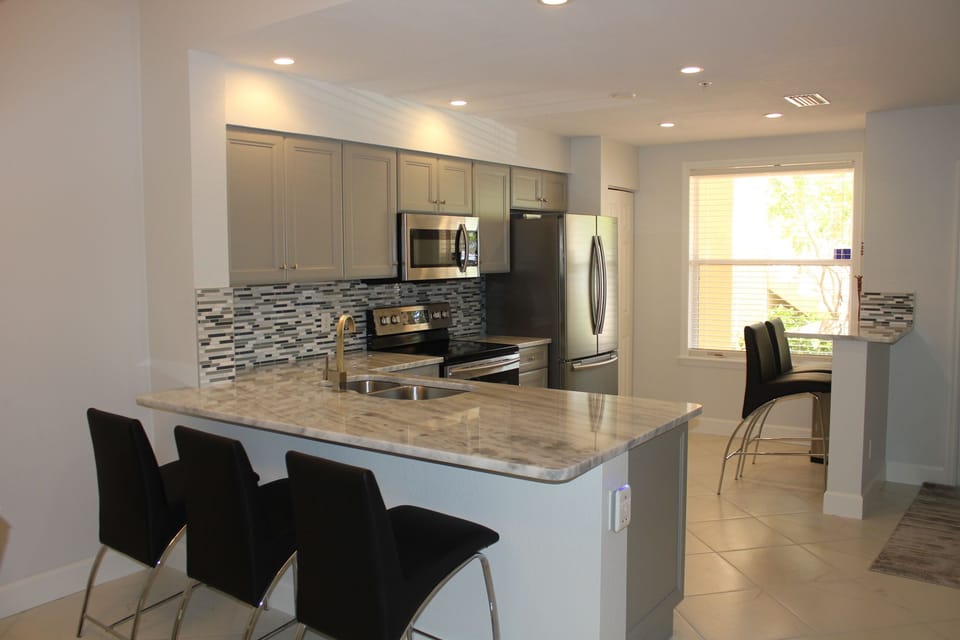 Seating for 5 at the breakfast bar and island