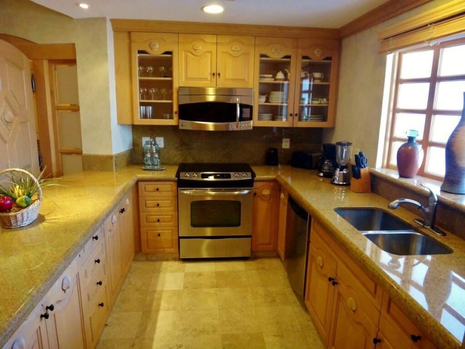 Full gourmet kitchen