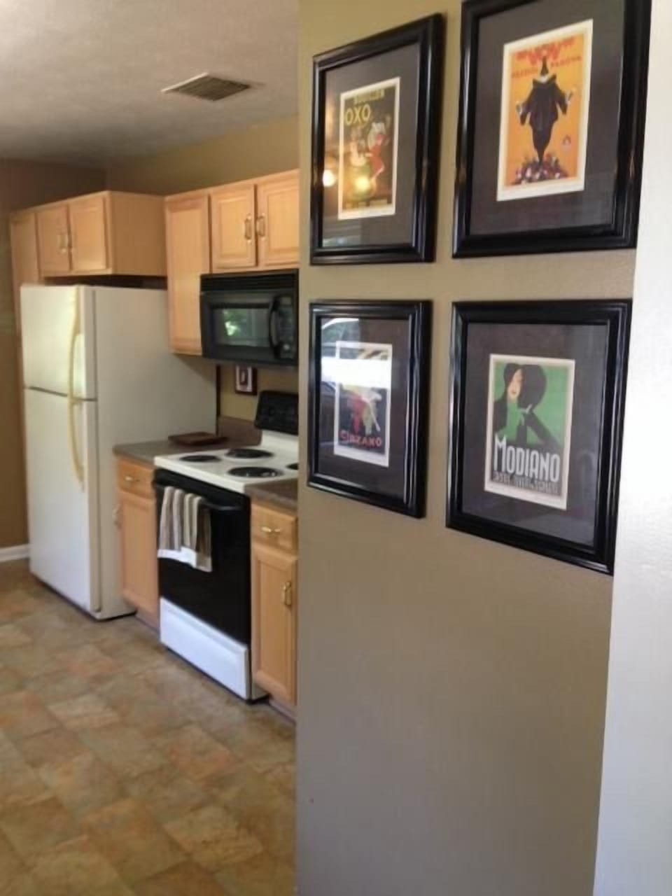 Spacious kitchen with full sized appliances