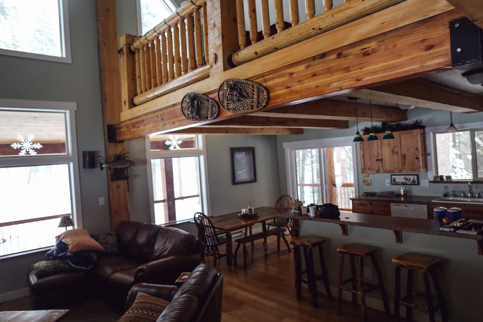 Beautiful Log Cabin. Close to McCall. Tranquil & Spacious. Cabin in McCall